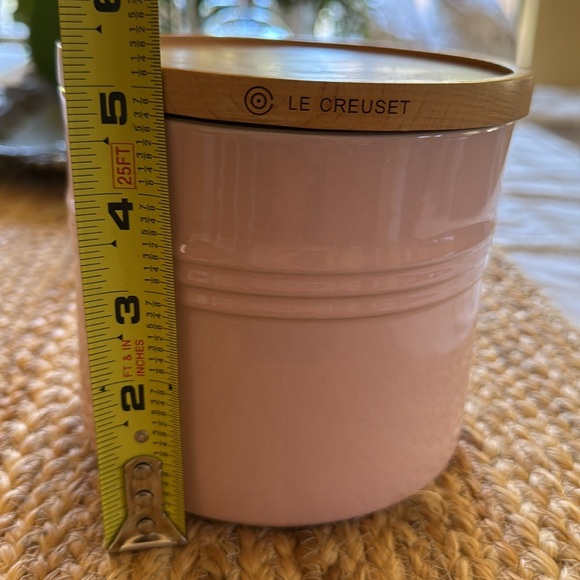 Le Creuset chiffon pink small canister with wood lid - Picture 5 of 6
